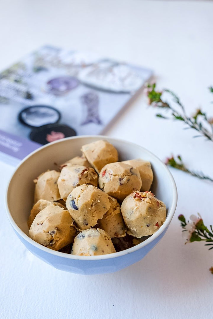 Healthy & delicious cookie dough bites with chickpeas - Calmlish