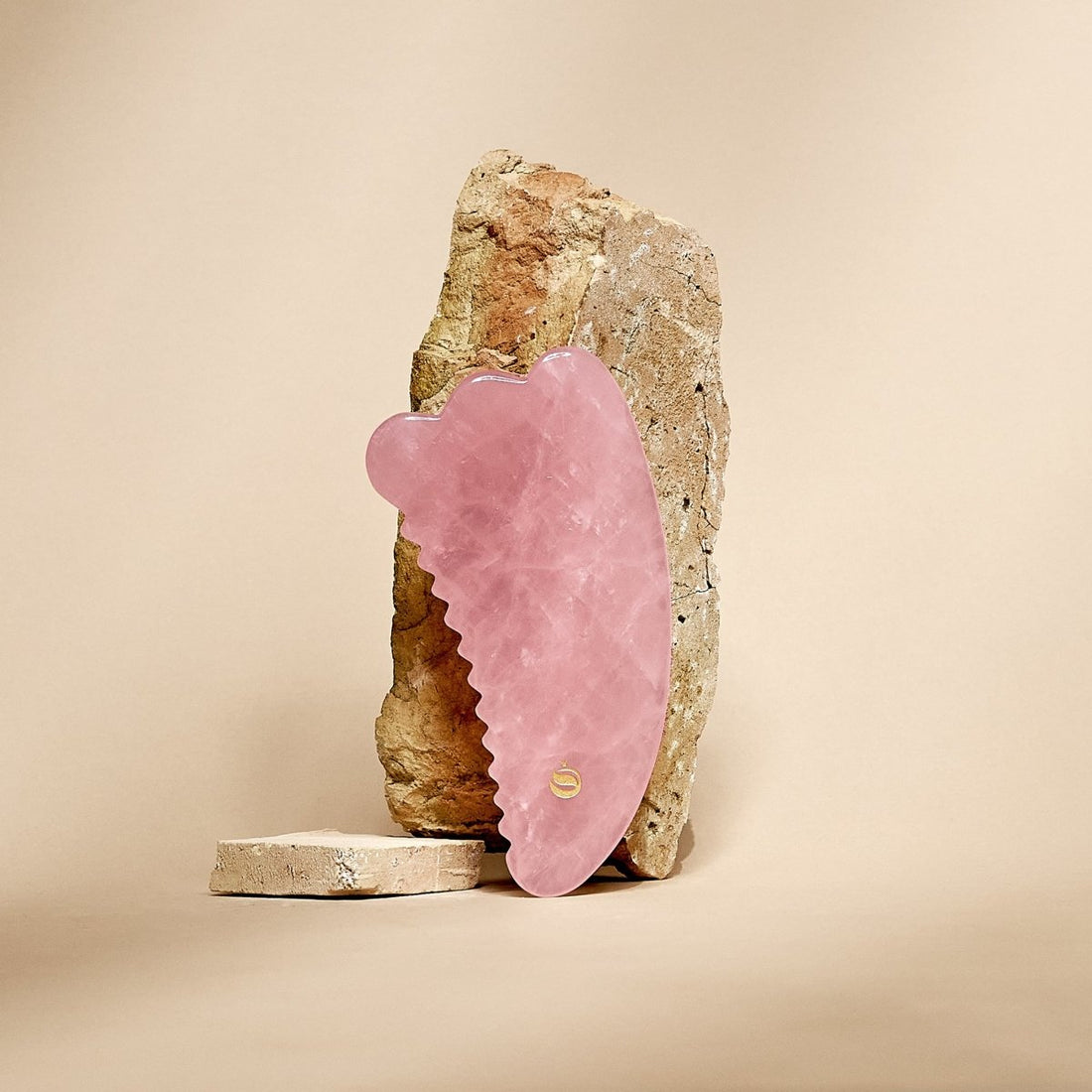 Shape body gua sha Rosakvarts (2. sortering) - Calmlish
